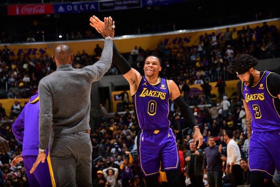 米切尔三分雨来袭骑士终结湖人四连胜  米切尔三分雨来袭骑士终结湖人四连胜